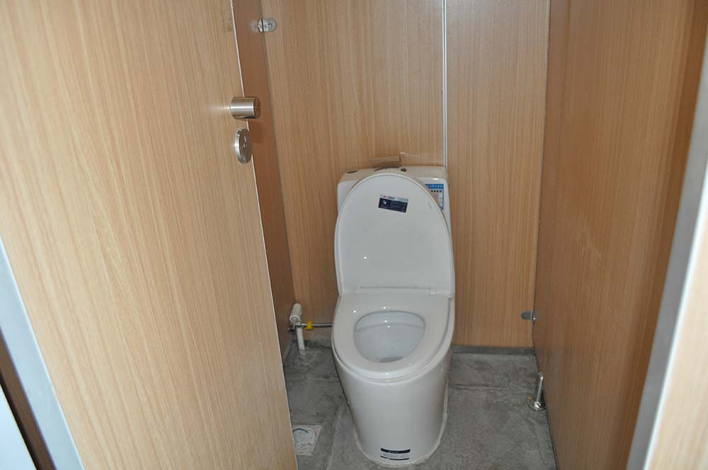 office-solutions-page-toilet-cubicles-1